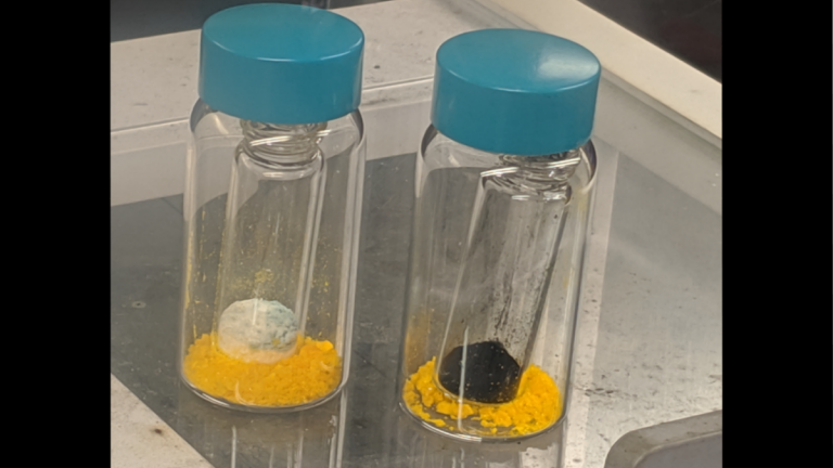 Two vials showing the start of the redox reaction on the left and the end of the reaction on the right.