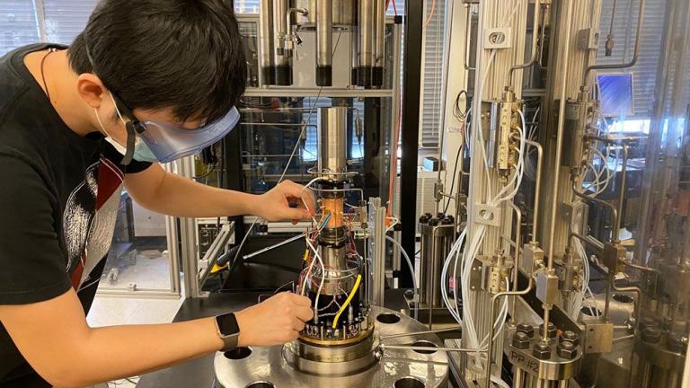 Postdoc Tiange Xing conducts an experiment in the Peč Lab related to the group’s newly funded project to expand understanding of new processes for storing CO2 in basaltic rocks by converting it from an aqueous solution into carbonate minerals.