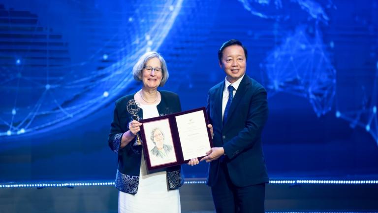 Vietnam’s Deputy Prime Minister Tran Hong Ha presented Susan Solomon with the VinFuture Award for Female Innovator at an award ceremony on Dec. 20 in Hanoi, Vietnam. Solomon was recognized for her work on ozone depletion and the creation of the Montreal Protocol.