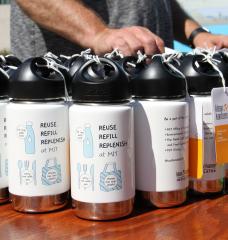 Water bottles designed by architecture student Effie Jia encourage students to take up environmentally friendly habits. 